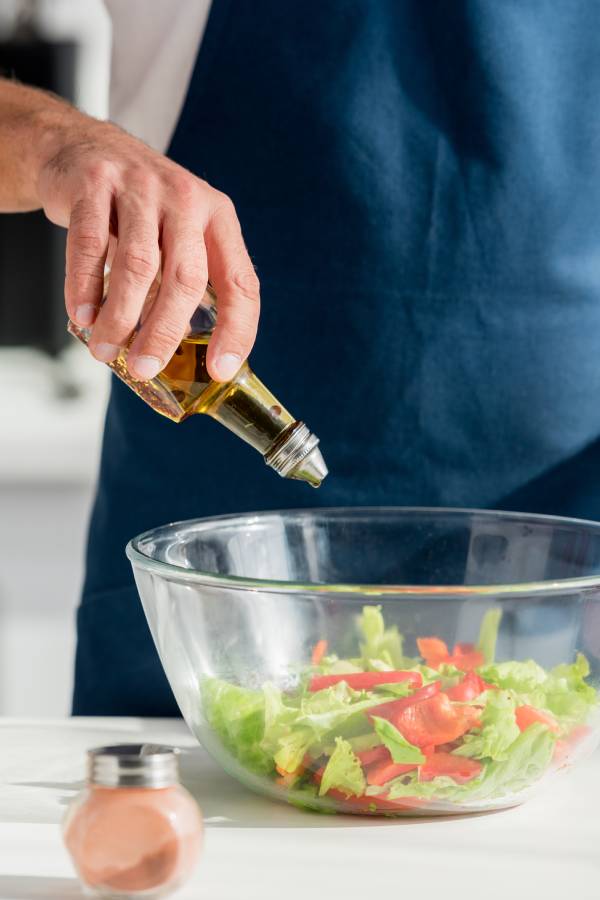 Ajout d'huile d'olive dans une salade