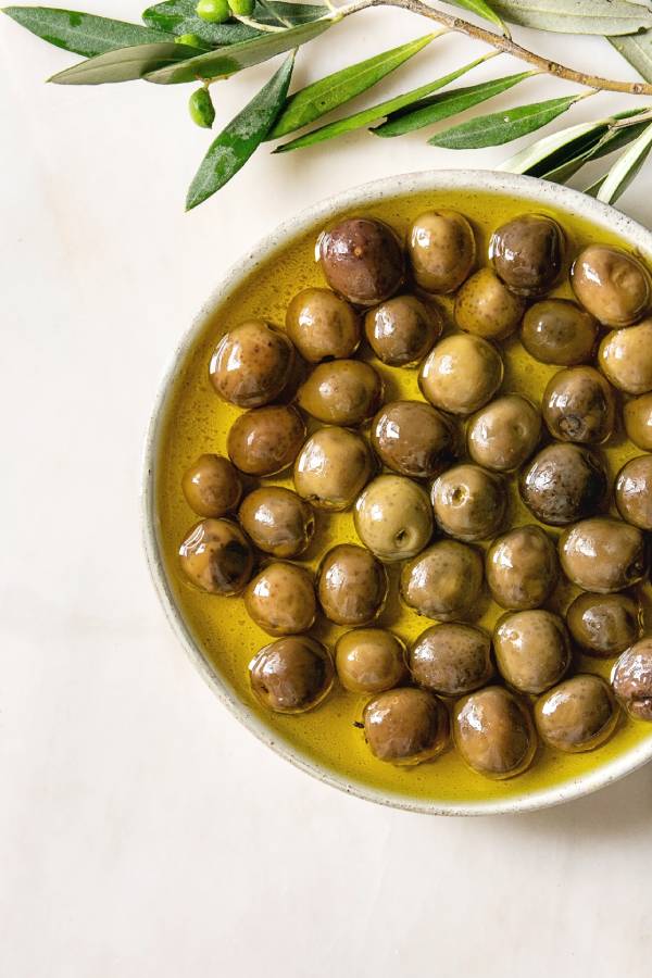 Bol d'olives dans huile de grignons d'olive