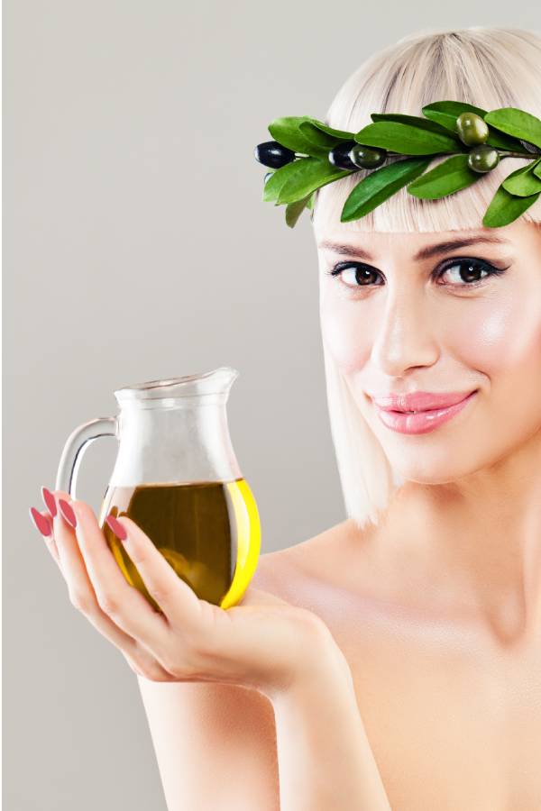 Femme avec de l'huile d'olive pour le visage
